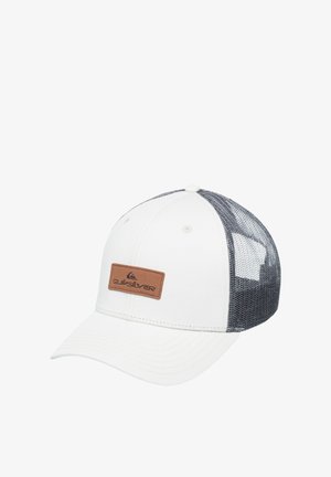 Weißer Cap mit grauem Netzrücken, gebogenem Schirm und einem braunen Lederpatch mit dem Quiksilver-Logo. Standardform einer Baseballmütze.