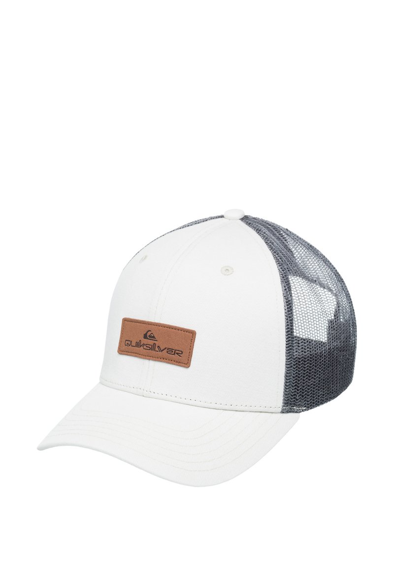 Weißer Cap mit grauem Netzrücken, gebogenem Schirm und einem braunen Lederpatch mit dem Quiksilver-Logo. Standardform einer Baseballmütze.