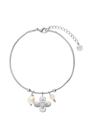 Silberarmband mit einer Blumenanhänger, der einen zentralen Edelstein zeigt, einem Perlenanhänger und einem runden beigen Perlenanhänger.