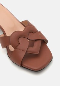 Love Moschino FILLED HEART - Slip-ins med hög sula - cammello