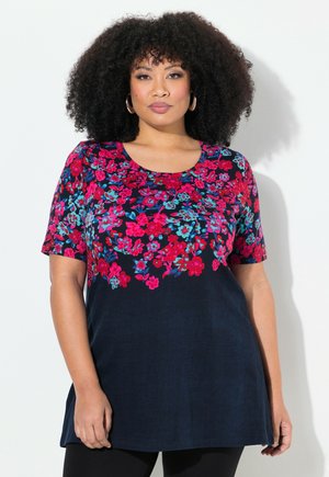 Top de manga corta en color navy con coloridos patrones florales en rosa y azul, escote redondo y un corte relajado. Textura de tela suave.