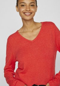VILA VIRIL V-NECK NOOS - Stickad tröja - tomato