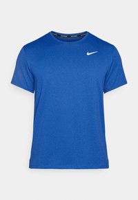 Camiseta deportiva azul hecha de tela ligera, con mangas cortas y cuello redondo. Incluye un pequeño logo blanco en el pecho.