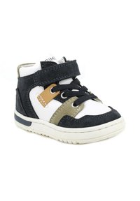 Sneaker alta in suede blu navy, parte superiore in sintetico bianco, dettagli verde oliva e lacci neri. Presenta una fascetta in velcro e suola in gomma.