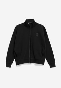 Sweat-shirt noir à fermeture éclair intégrale avec col montant, manches longues, poches latérales et logo discret sur la poitrine gauche, sur fond blanc.