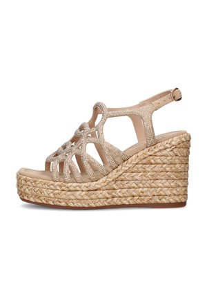 Sandalo con zeppa beige con suola piatta intrecciata e parte superiore con cinturini decorata con piccoli strass e cinturino alla caviglia con fibbia.