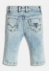 Vaqueros de mezclilla de un azul claro con diseño de pierna recta, que presentan costuras decorativas y dos bolsillos traseros, uno con un parche de logo.