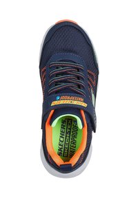 Baskets Skechers imperméables bleu marine avec des accents orange et vert, tige en mesh et bande Velcro, vues de dessus.