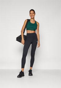 New Balance SLEEK MEDIUM SUPPORT BRA - Športni modrček s srednjo podporo - nightwatch green
