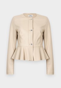 Μπεζ σακάκι από δερματίνη με σιλουέτα πεπλούμ, στρογγυλή λαιμόκοψη και τρία ασημένια κουμπιά μπροστά. Μακριά μανίκια και ομαλή υφή.