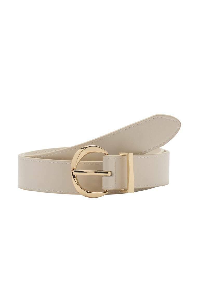 Cintura in finta pelle beige con una fibbia circolare dorata, texture liscia e lunghezza regolabile. Presenta un design piatto e cuciture minime.