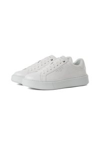 Adidași din piele albă cu o textură netedă, având vârful rotund, șireturi plate și o talpă groasă din cauciuc. Detaliu subtil al logo-ului pe lateral.