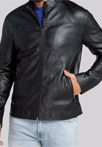 Giubbotto in pelle nera con zip frontale, colletto rialzato e tasche laterali. Presenta una texture liscia e una vestibilità sartoriale.