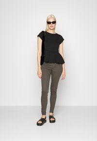 Vero Moda Tall VMHOTSEVEN PANTS  - Calças de ganga de corte skinny - beluga