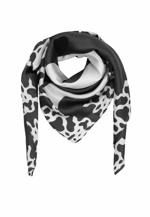 Schwarz-weißes Seidentuch, das in einer dreieckigen Form gefaltet ist, mit unregelmäßigem Kuhfleckenmuster auf weißem Hintergrund.