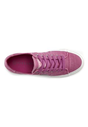 Pinkfarbener Leinensneaker mit violetten Schnürsenkeln und weißer Gummisohle, von oben auf weißem Hintergrund gesehen.