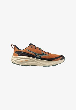 Chaussure de course orange et noire avec semelle beige épaisse et logo vert à motif sur le côté, présentée de profil sur fond blanc.