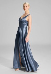 Abito lungo in satin blu con profondo scollo a V, corpetto aderente e gonna plissettata fluida con spacco sul coscia. Accenti di design minimalista.