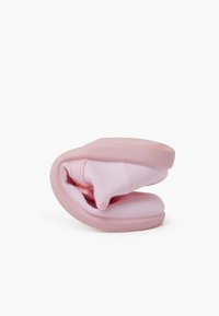 Pantofole piegate rosa con tomaia in tessuto morbido e suola di gomma flessibile, caratterizzate da un design senza cuciture per il massimo comfort e una facile riponibilità.
