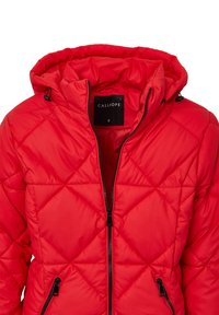 Giacca a vento trapuntata rossa con cappuccio, dotata di zip frontale, tasche laterali e una superficie liscia e lucida. Rifinita con accessori neri.