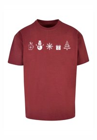 Burgunderfarvet T-shirt med korte ærmer, der prydes af hvide ferie-tema grafik: en krus, snemænd, snefnug, gave og juletræ.