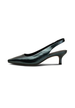 Zapato de salón verde oscuro brillante con tira atrás, puntera puntiaguda y tacón bajo tipo kitten, mostrado de lado sobre un fondo blanco.
