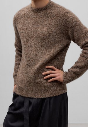 Stickad tröja - brown