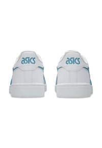 Bílé tenisky s modrými akcenty, ploché gumové podešve, strukturovaný kožený svršek a výrazně zobrazené logo ASICS na patě.