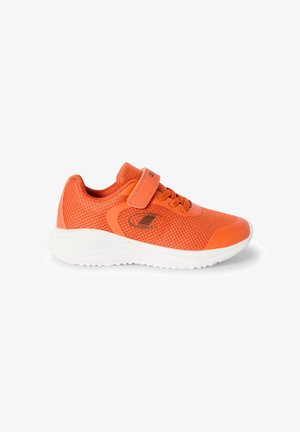Scarpa da atletica arancione in rete con cinturino e lacci; presenta una suola in gomma bianca, una parte superiore testurizzata e dettagli del logo sul lato.