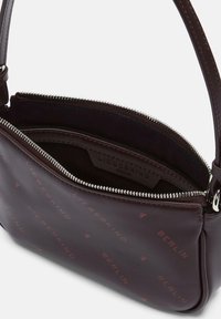 Burgundowa skórzana torebka na zamek błyskawiczny, z fakturowanym wnętrzem i wytłoczonym logo marki. Kompaktowy design z krótkim uchwytem.