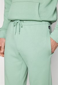 Timberland KENNEBEC RIVER BRUSHED BACK - Spodnji deli trenirk - granite green