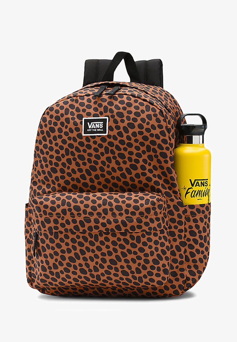 Sac à dos marron avec des taches noires irrégulières, écusson avec le logo Vans, poche avant zippée, porte-latéral avec une bouteille d'eau jaune Vans, bretelles noires.