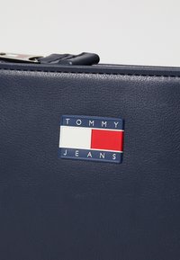 Tommy Jeans MUST SHOULDER BAG - Ručna torba - dark night navy
