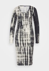 Long-sleeve dress in black and cream tie-dye pattern, featuring a scoop neckline and fitted silhouette, made of soft and stretchy fabric.