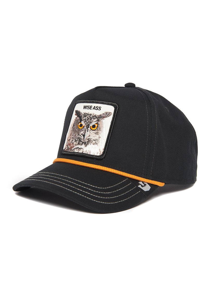 Gorra negra con un parche frontal que presenta una ilustración de un búho y el texto "WISE ASS". Incluye una banda naranja y costuras en contraste en blanco.
