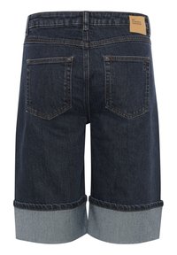 Pantalones cortos de mezclilla azul oscuro con dobladillo vuelto, que presentan un diseño estándar de cinco bolsillos y una etiqueta de cuero en la cintura trasera.