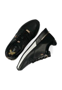 Czarne trampki ze skórzaną fakturą, złotymi akcentami i kontrastową białą podeszwą; wyposażone w sznurowanie i wyściełany kołnierz.