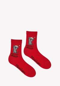 Czerwone bawełniane skarpetki z szarym kotem w czapce Mikołaja oraz napisem "MEOWY XMAS". Czarne logo "Marilyn" na podeszwie.