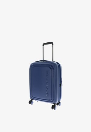 Valise rigide bleue avec poignée télescopique et quatre roues pivotantes, logo Mandarina Duck embossé sur le devant.