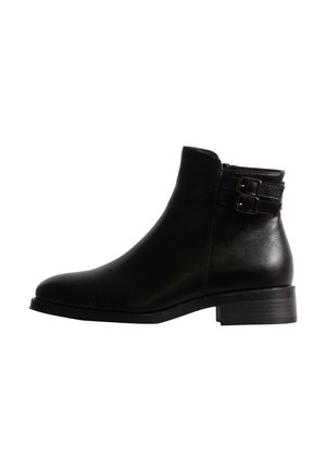 Bottine noire en cuir avec un petit talon bloc et deux boucles décoratives près du haut, du côté extérieur.