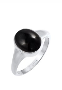 Anello in argento con un ovalo di pietra nera, superficie liscia e finitura lucida. Marcato con "925" per indicare argento sterling.