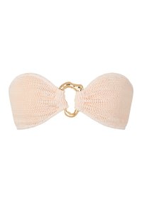Perzik bandeau bikini top met geribbelde textuur, featuring een gouden metalen ringverbinder in het midden. Gladde stof, minimalistisch ontwerp.