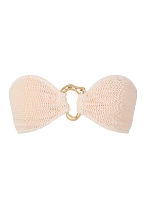 Pfirsichfarbenes Bandeau-Bikinitop mit gerippter Textur und einem goldenen Metallring-Connector in der Mitte. Glattes Material, minimalistisches Design.