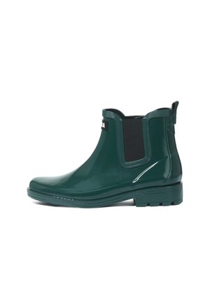 Bottine de pluie brillante vert foncé avec des panneaux latéraux élastiques noirs et un petit talon sur fond blanc.