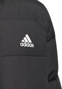 Sort polstret jakke med et hvidt Adidas-logo på brystet, lavet af et glat, let materiale med et elegant design.