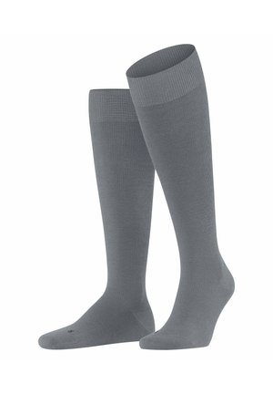 Knielange graue Socken aus geripptem Material mit glatter Textur; verfügen über einen breiten, einfarbigen Bund an der Oberseite.