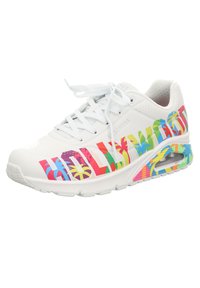 Weiße Sneaker mit bunter "HOLLYWOOD"-Schrift und Palmblattmustern. Perforierte Textur, Schnüroptik und sichtbare Luftpolster-Ferse.