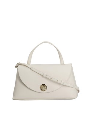 Handtasche aus cremefarbenem Leder mit gebogenem Überschlag, goldenem rundem Verschluss, oberem Griff und verstellbarem Schulterriemen auf weißem Hintergrund.