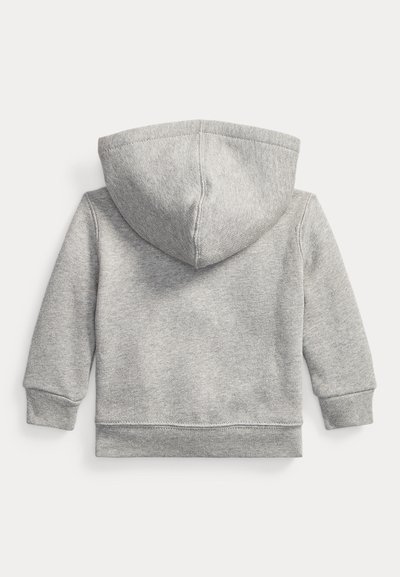 Grå huvtröja med mjukt tyg, ribbade mudd och en enkel design utan synliga logotyper eller mönster.