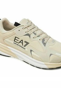Sneaker beige EA7 Emporio Armani con pannelli in rete e sintetici, chiusura con lacci, suola bianca imbottita e logo nero sul lato.